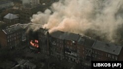 У Бахмуті після російського обстрілу горить житловий будинок. Фото від 7 грудня 2022 року