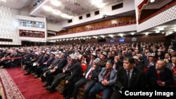  Былтыр 25-26-ноябрь күндөрү өткөн курултайга, бардык аймактардан, четтеги мигранттар арасынан тандалган миңден ашуун делегат катышкан.