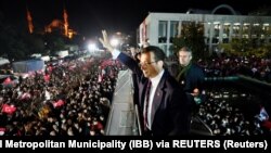 Թուրքիա - Ստամբուլի քաղաքապետ Էքրեմ Իմամօղլուն ողջունում է իր գրասենյակի դիմաց հավաքված աջակիցներին, Ստամբուլ, 14-ը դեկտեմբերի, 2022թ.