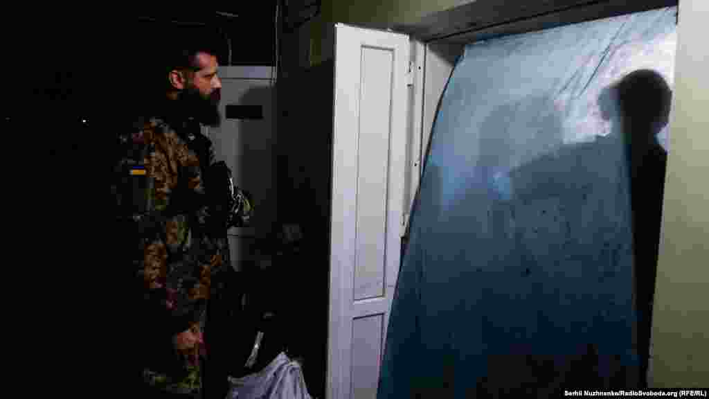 У польовій операційній за ширмою медики рятують життя українському військовому. А по інший бій завіси, побратим пораненого застиг в очікуванні вердикту медиків.&nbsp;