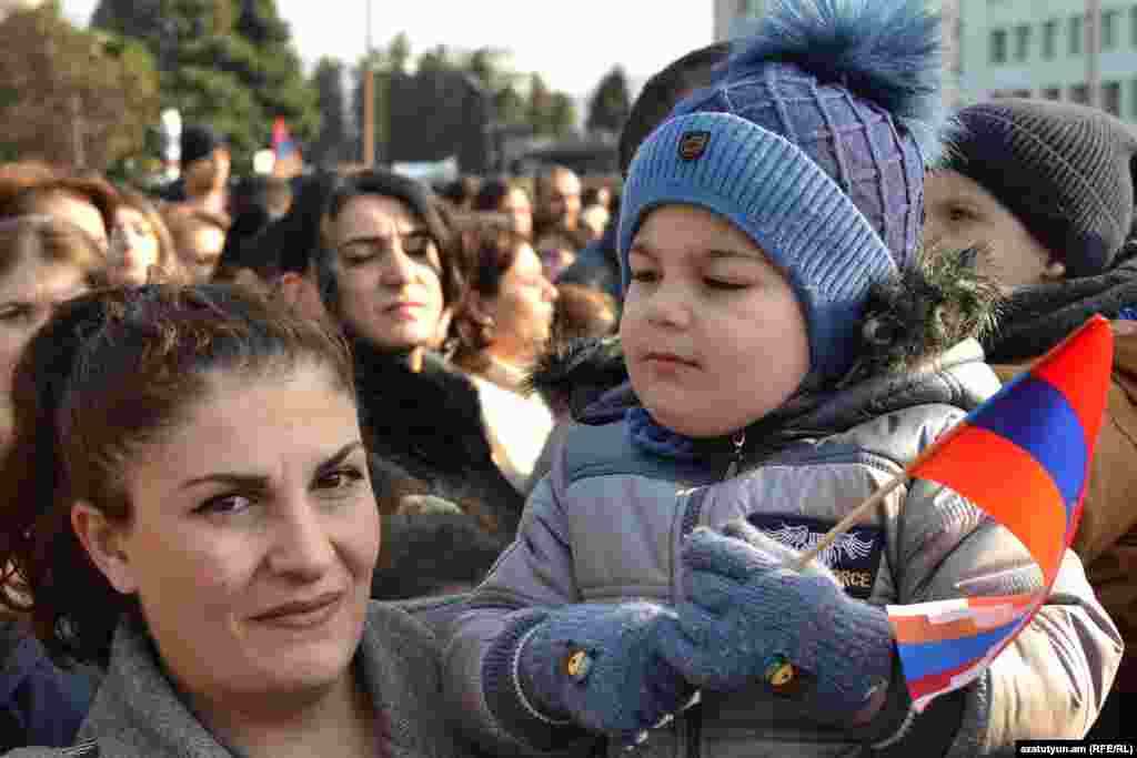 Ավելի քան 120 հազար մարդ, այդ թվում` շուրջ 30 հազար երեխա հայտնվել է ծանր կացության մեջ` զրկված լինելով ազատ տեղաշարժի ու դրա հետ կապված բազմաթիվ կենսական հնարավորություններից: