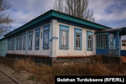 Касым Тыныстанов көчөсүндө жайгашкан имарат.