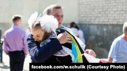 Випускниця обіймає директора ліцею Віктора Шуліка