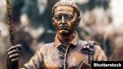 Бронзова мініскульптура філософа Григорія Сковороди, яку 3 грудня 2022 року відкрили у Полтаві. Вона перебуває під скляним ковпаком. У 2023 році її має замінити повноцінна скульптурна композиція 3,5 метра заввишки 