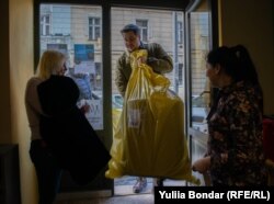 Волонтерам допомагають різні ініціативи та звичайні люди матеріалами