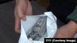 Пара катары сунушталган акча. 25-ноябрь, 2022-жыл. (Сүрөт УКМКга таандык)