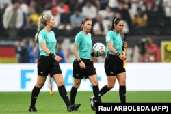 Чемпионаттын тарыхында биринчи жолу аялдардан турган топ калыстык кылды.