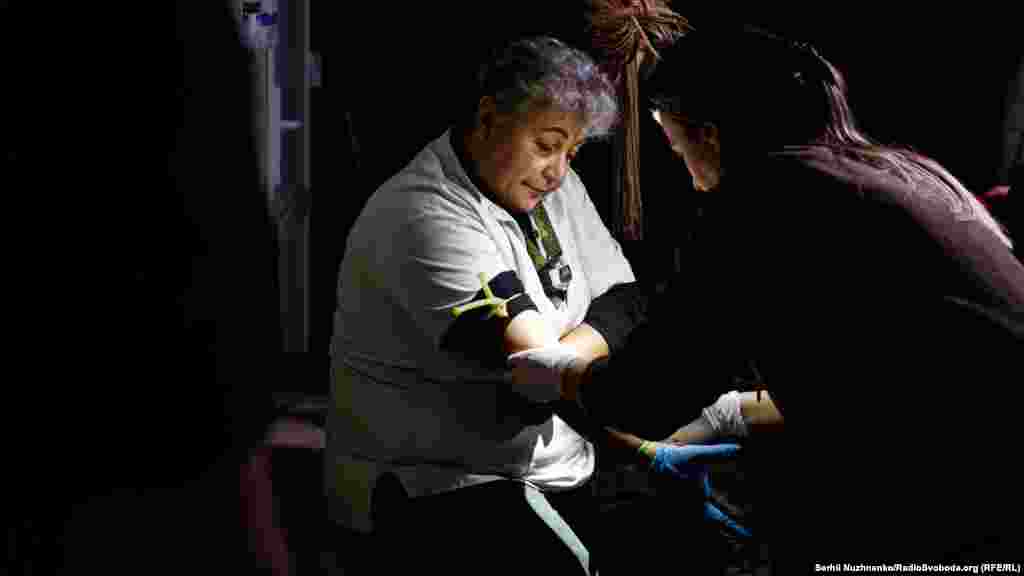 На фото Людмила Іванівна здає 600 мл власної крові. Для неї це не вперше.