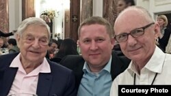 Слева направо: Джордж Сорос, Алмаз Сайфиддинов, Анатоль Калезки. Фото:  Almaz Saifutdinov/Open Society Foundations  