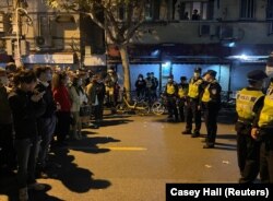 Demonstrantçylar we hytaý poliseýleri. Şanhaý, 2022-nji ýylyň 27-nji noýabr agşamy