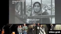 احمد بهرامی هنگام دریافت جایزه، هایده صفی‌یاری پشت سر او دیده می‌شود