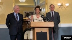 مسیح‌ علی‌نژاد در کنار دو نماینده سنای آمریکا پس از تصویب قانون «شکار مسیح علی‌نژاد»