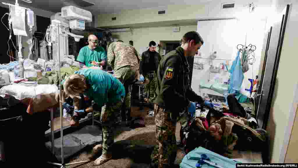 Медики Збройних Сил України допомагають не лише військовим, а й усім, хто потребує медичної допомоги. Праворуч на фото видно жінку, яку придавило уламками будівлі внаслідок бойових дій у Бахмуті. Українські медики врятували її, надавши першу необхідну допомогу.