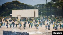 Поддръжници на бившия президент на Бразилия Жаир Болсонаро демонстрират срещу президента Луис Инасио Лула да Силва пред парламента в столицата Бразилия, 8 декември 2023 г.