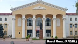 Кыргыз Улуттук университетинин имараты. Иллюстрация үчүн колдонулду.