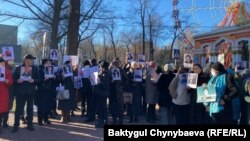 Кемпир-Абад иши боюнча камалгандардын жакындары акцияга чыгышты. 