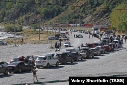 Россия. Республика Северная Осетия – Алания. Автомобили на дороге в сторону КПП "Верхний Ларс" на российско-грузинской границе после подписания Владимиром Путиным указа о частичной мобилизации, сентябрь 2022 года