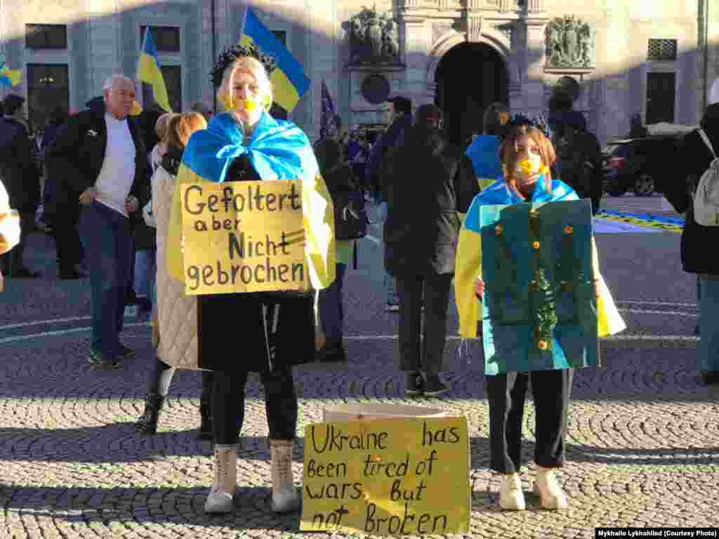 На плакаті в руках демонстрантки написано:&nbsp;&laquo;Змучена, але незламна&raquo;