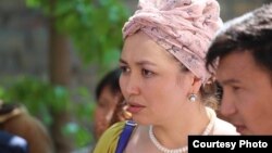 Албина Имашова кинорежиссер Сүйүн Откеевдин "Мега той" тасмасында.  