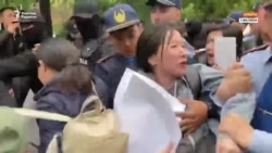 "Саяси тұтқындарға" бостандық талап еткендерді полиция ұстады  