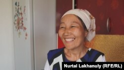 2013 жылы Қытайдан көшіп келген Самалхан әлдеқашан Қазақстан азаматтығын алып үлгерген. 2022 жылғы сәуірдің соңында ол Шыңжаңнан көшіп келген ата-анасымен және бауырларымен қауышты. Қорам ауылы, Еңбекшіқазақ ауданы, Алматы облысы, 22 сәуір 2022 жыл.