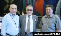 Rahym Esenow kärdeşleri bilen. Praga, 13-nji iýun, 2006.