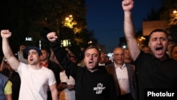 Ишхан Сагателян (в центре) возглавляет шествие оппозиции по центральным улицам Еревана (архив)