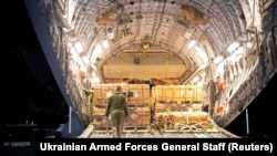 Розвантаження військової допомоги Україні від Канади в міжнародному аеропорту поблизу Львова, 19 лютого 2022 року 