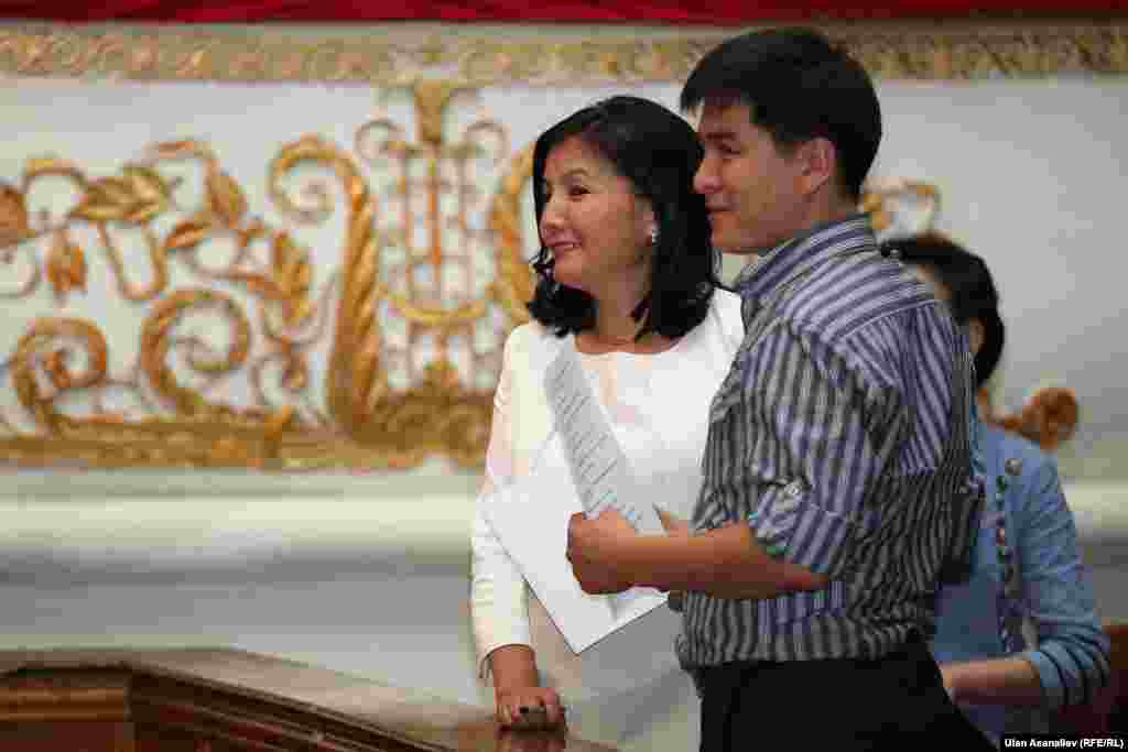 Директор радио &quot;Азаттык&quot; Венера Джуматаева и журналист молодежной телепрограммы &quot;Азаттык+&quot; Али Токтакунов