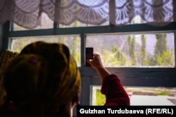 Айылда уюлдук байланыш Нурайым Кожоналиеванын үйүнүн ушул терезесинен гана тартат. Телефон ордунан кичине эле жылып кетсе байланыш тартпай калат.