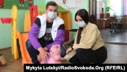 Дівчата та хлопці організували збір коштів і відремонтували палату для дітей-сиріт у міській лікарні Торецька