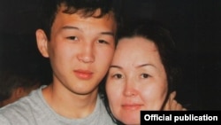 Азамат энеси Турсунай Исмагулова менен