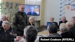 Орусиячыл уюмдардын чогулушу. Алар Скайп аркылуу Юрий Мешков менен сүйлөшүүдө.