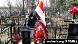 Вясковыя могілкі ў Раманавічах, дзе пахаваны Цімох Вострыкаў