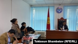 Динара Ошурахунова соттук жараян учурунда. 