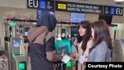 Прага аэропорту аркылуу мекенине кайтып жаткан кыргызстандыктар. 18-март, 2022-жыл. (Сүрөт Гази Бабаяровага таандык).