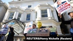 Протестующие у дома в Лондоне, предположительно принадлежащего российскому миллиардеру Владимиру Евтушенкову