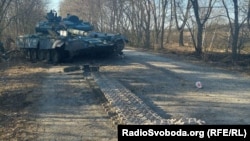 Підбитий російський танк внаслідок контратаки українських військ на Київщині