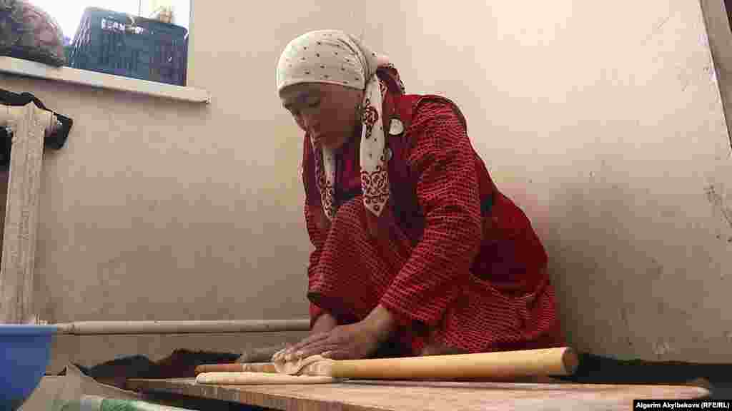 Күмүшайдын келини Дөөлөт Ноорузга карата памирликтердин улуттук тамагы каттамага камыр жайып жатат. Каттама - жука жайылган камырдын бетине, астына май сүйкөп бышырылган нан.