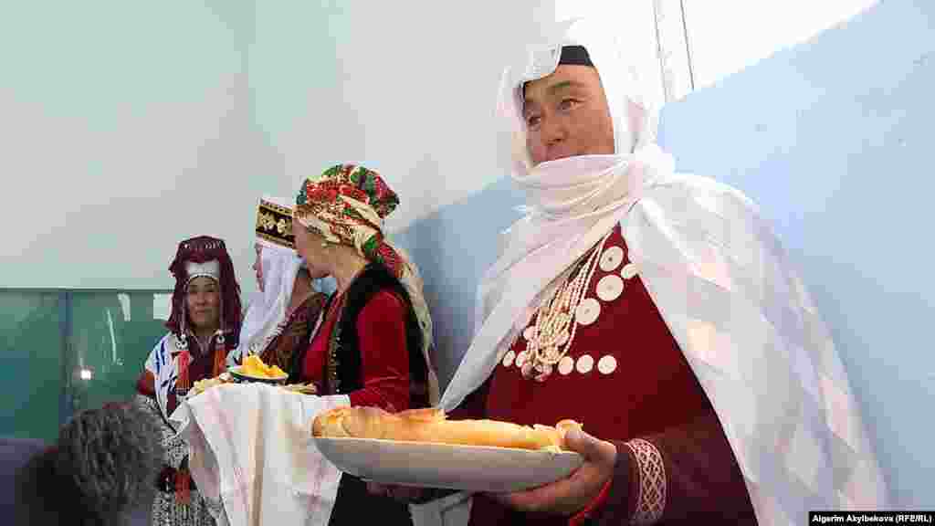 Көргөзмөдөгү апалар.&nbsp;