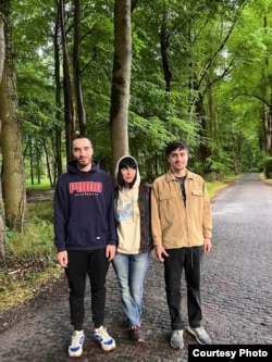 Александр Кургановский (справа) вместе с матерью и братом