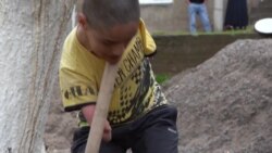 Юсуфҷон даст надорад, вале аз дигарон зеботар менависад