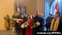 Ускладаньне кветак да месца пахаваньня Кастуся Каліноўскага і іншых паўстанцаў 1863 году на віленскіх могілках Росы.