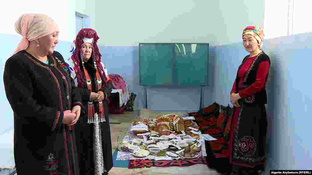 Дасторкондун жанында улуттук кийимчен апалар тамак-аштын жасалышы жана тарыхы менен тааныштырып жатышат. Мисалы, күл азык мурун узак сапарга, аӊ улоого, жүрүшкө, казатка чыгаарда даярдалчу.