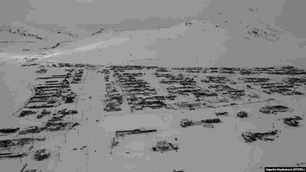 Шарты катаал, кышы жети айга созулган айылда эч нерсе өспөйт. Марттын жыйырмасы болсо да, Талды-Сууда калың кар кете элек.