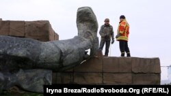 Монумент «Україна – визволителям» у вигляді солдата з прапором та автоматом в Ужгороді був встановлений 8 травня 1970 року