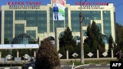 Өкмөттүк имаратка илинген президент Рахмондун сүрөтү