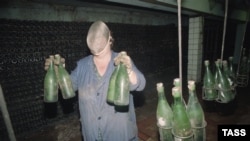 Співробітниця заводу «Абрау-Дюрсо» в масці для захисту від пляшок, що вибухають, 1994