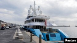 Аксиома զբոսանավը, որը, ենթադրաբար, պատկանում է ռուս միլիարդատեր Դմիտրի Պումպյանսկուն, Ջիբրալթարի նավահանգիստ, 21 մարտի, 2022թ.