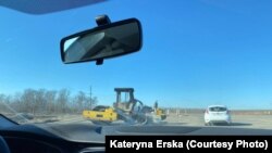 Кадр із машини однієї з жительок Маріуполя під час евакуації, березень 2022 року